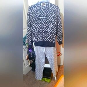 Bundle Hoodie And Pants lv Logo   Man Or Women